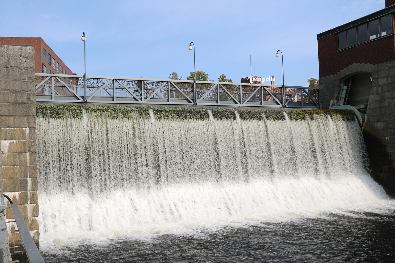 Water power plant. Водопад с дамбы. Электростанция на воде. Водо электро станциями. Электростанция для водяных регистров.